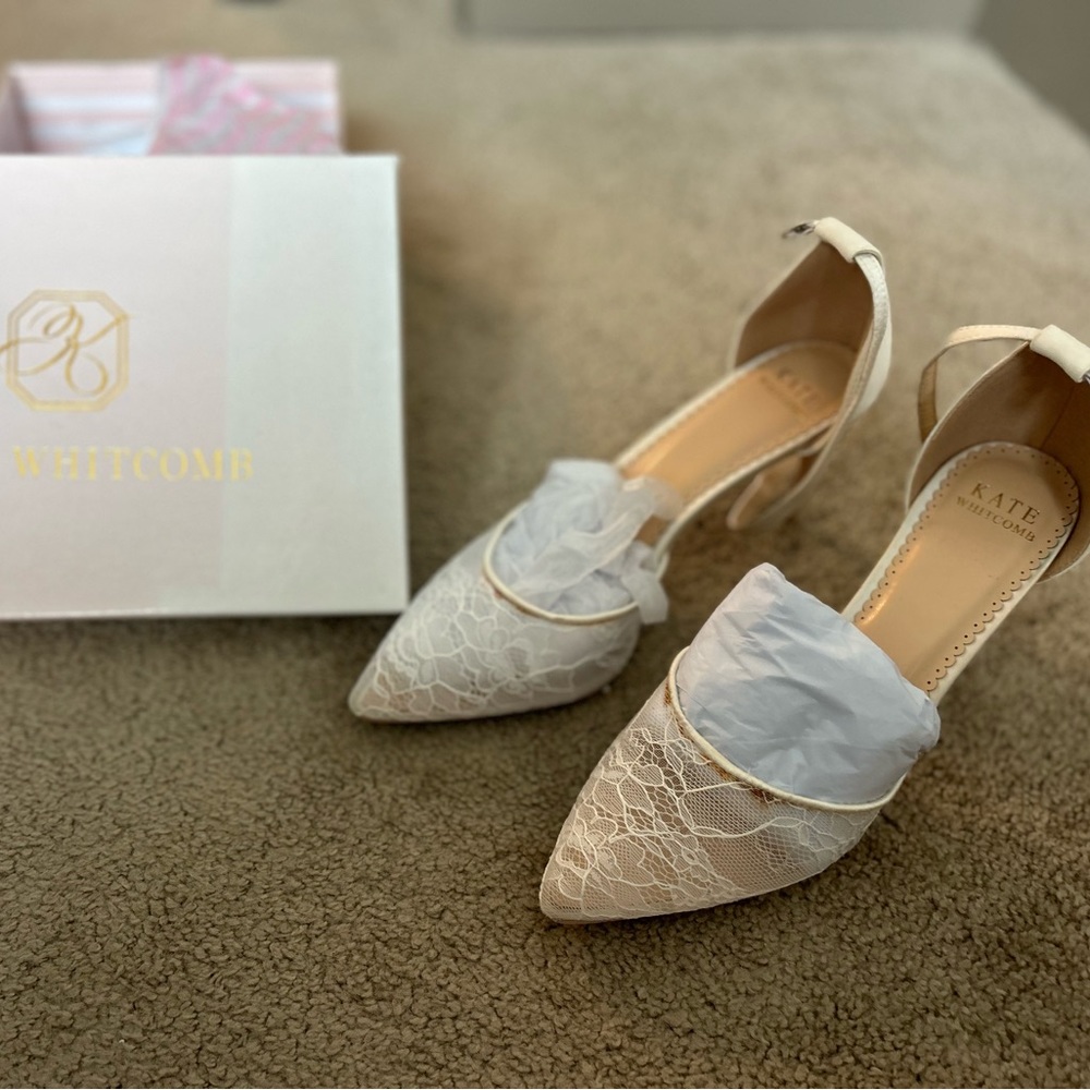 Kate Whitcomb white lace pointed stilettos 👠